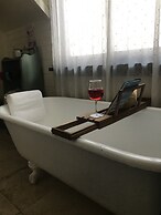 Downtown BnB King Bed Clawfoot Tub & Hot Tub