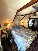 Downtown BnB King Bed Clawfoot Tub & Hot Tub