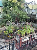 Downtown BnB King Bed Clawfoot Tub & Hot Tub