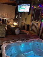 Downtown BnB King Bed Clawfoot Tub & Hot Tub