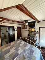 Downtown BnB King Bed Clawfoot Tub & Hot Tub