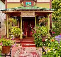 Downtown BnB King Bed Clawfoot Tub & Hot Tub