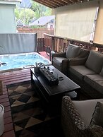 Downtown BnB King Bed Clawfoot Tub & Hot Tub