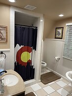 Downtown BnB King Bed Clawfoot Tub & Hot Tub