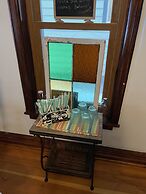 Downtown BnB King Bed Clawfoot Tub & Hot Tub