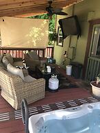 Downtown BnB King Bed Clawfoot Tub & Hot Tub