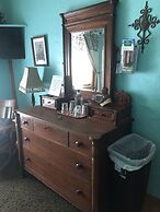 Downtown BnB King Bed Clawfoot Tub & Hot Tub