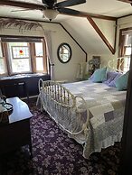 Downtown BnB King Bed Clawfoot Tub & Hot Tub