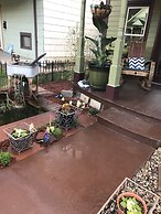 Downtown BnB King Bed Clawfoot Tub & Hot Tub