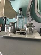 Downtown BnB King Bed Clawfoot Tub & Hot Tub