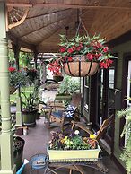 Downtown BnB King Bed Clawfoot Tub & Hot Tub