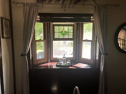 Downtown BnB King Bed Clawfoot Tub & Hot Tub