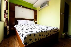 Everest Holiday Inn