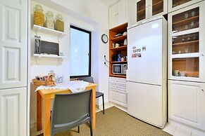 Plaka Elegant Apartment