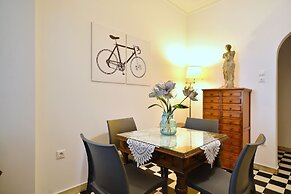 Plaka Elegant Apartment