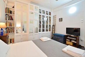 Plaka Elegant Apartment