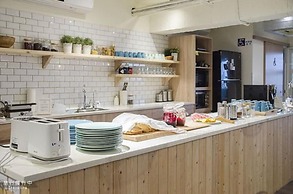 Stray Birds Taichung Hostel