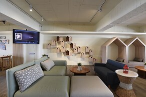 Stray Birds Taichung Hostel