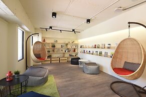 Stray Birds Taichung Hostel