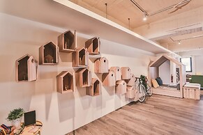 Stray Birds Taichung Hostel