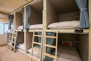 Stray Birds Taichung Hostel