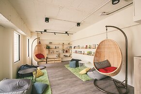 Stray Birds Taichung Hostel