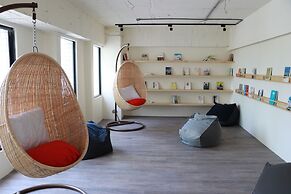 Stray Birds Taichung Hostel