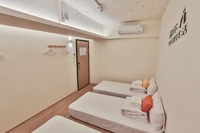 Stray Birds Taichung Hostel