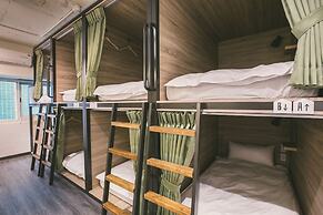 Stray Birds Taichung Hostel