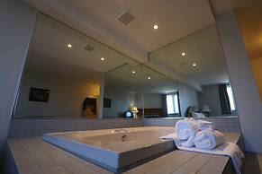 Super 8 by Wyndham Niagara Falls by the Falls