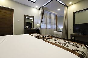 Cloud 10 Boutique Hotel