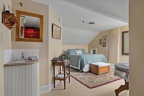 The Stagecoach Inn Bed & Breakfast and Five20 Social Stop