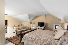 The Stagecoach Inn Bed & Breakfast and Five20 Social Stop