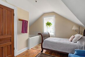 The Stagecoach Inn Bed & Breakfast and Five20 Social Stop