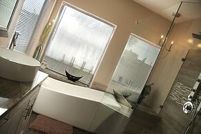 Casa Saguaro 4 Bedroom Home by RedAwning