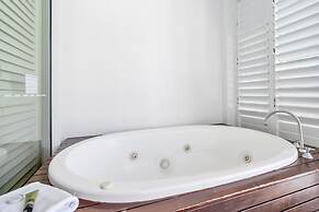 Elysium Private Apartments at The Beach Club