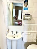 Clifton Court Metro Hotel