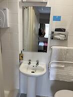 Clifton Court Metro Hotel