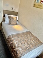 Clifton Court Metro Hotel