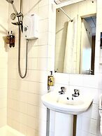 Clifton Court Metro Hotel