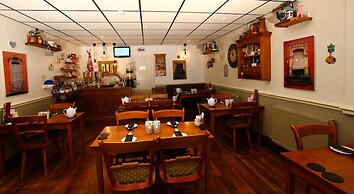 Clifton Court Metro Hotel