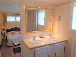 B&B With Charm - Quiet With Kitchen & sw Pool