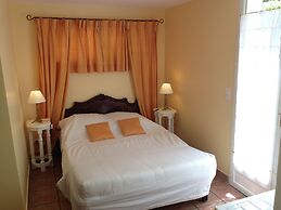 B&B With Charm - Quiet With Kitchen & sw Pool