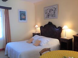 B&B With Charm - Quiet With Kitchen & sw Pool