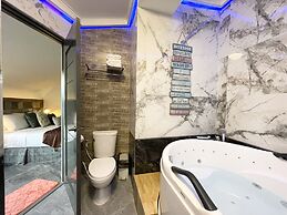 CLOCKWORKORANGE Luxury Suites