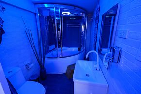 CLOCKWORKORANGE Luxury Suites