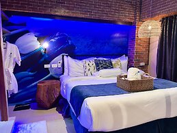 CLOCKWORKORANGE Luxury Suites