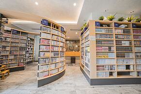 Quintessa Hotel Tokyo Haneda Comic & Books