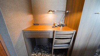 Quintessa Hotel Tokyo Haneda Comic & Books