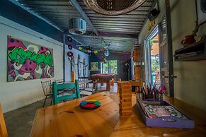 Mundaka Hostel y Bar - Adults Only